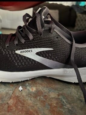 Brooks Men's Running Shoe - Black with White Accent
